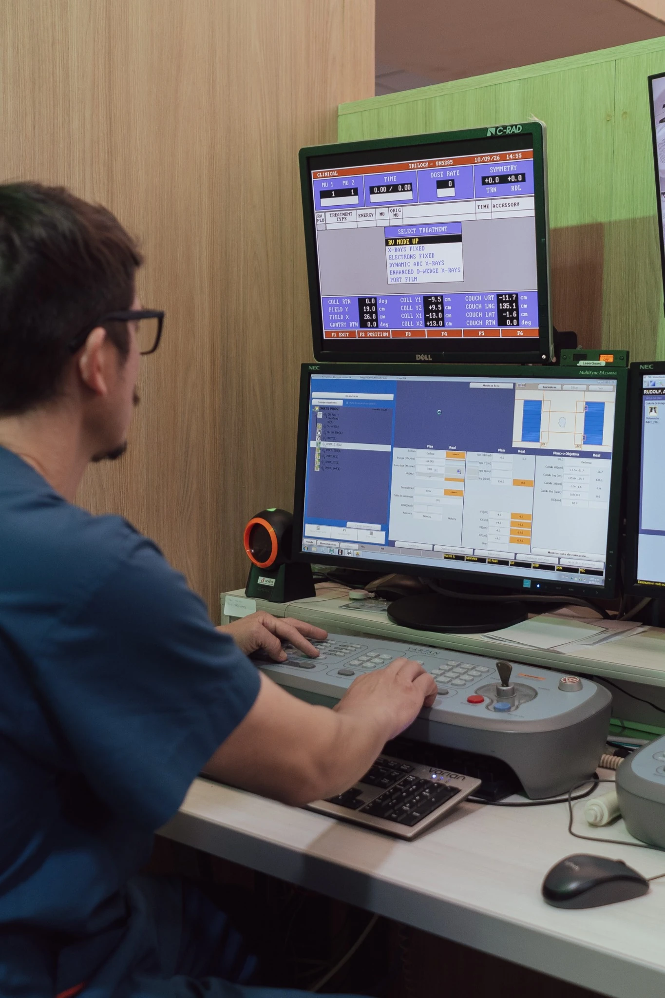 Técnico trabajando en la sala de control del Centro Oncológico del Litoral