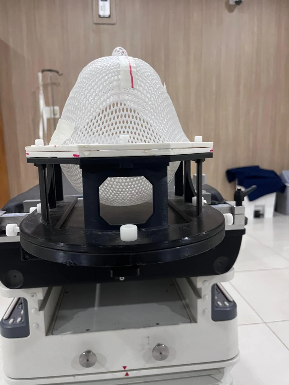 Vista frontal de la máscara termoplástica para radiocirugía