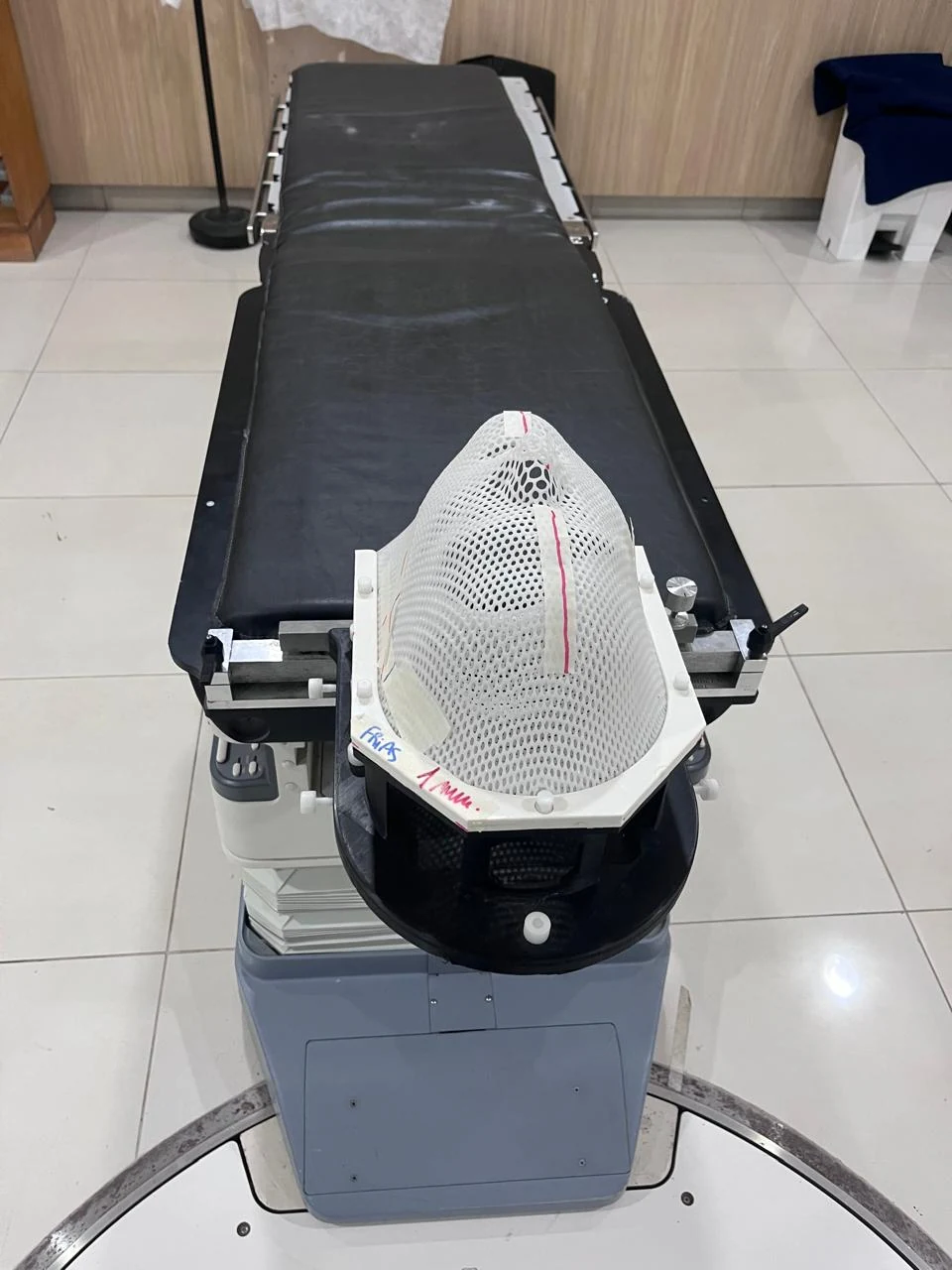 Vista superior de máscara termoplástica colocada sobre el sistema de radiocirugía