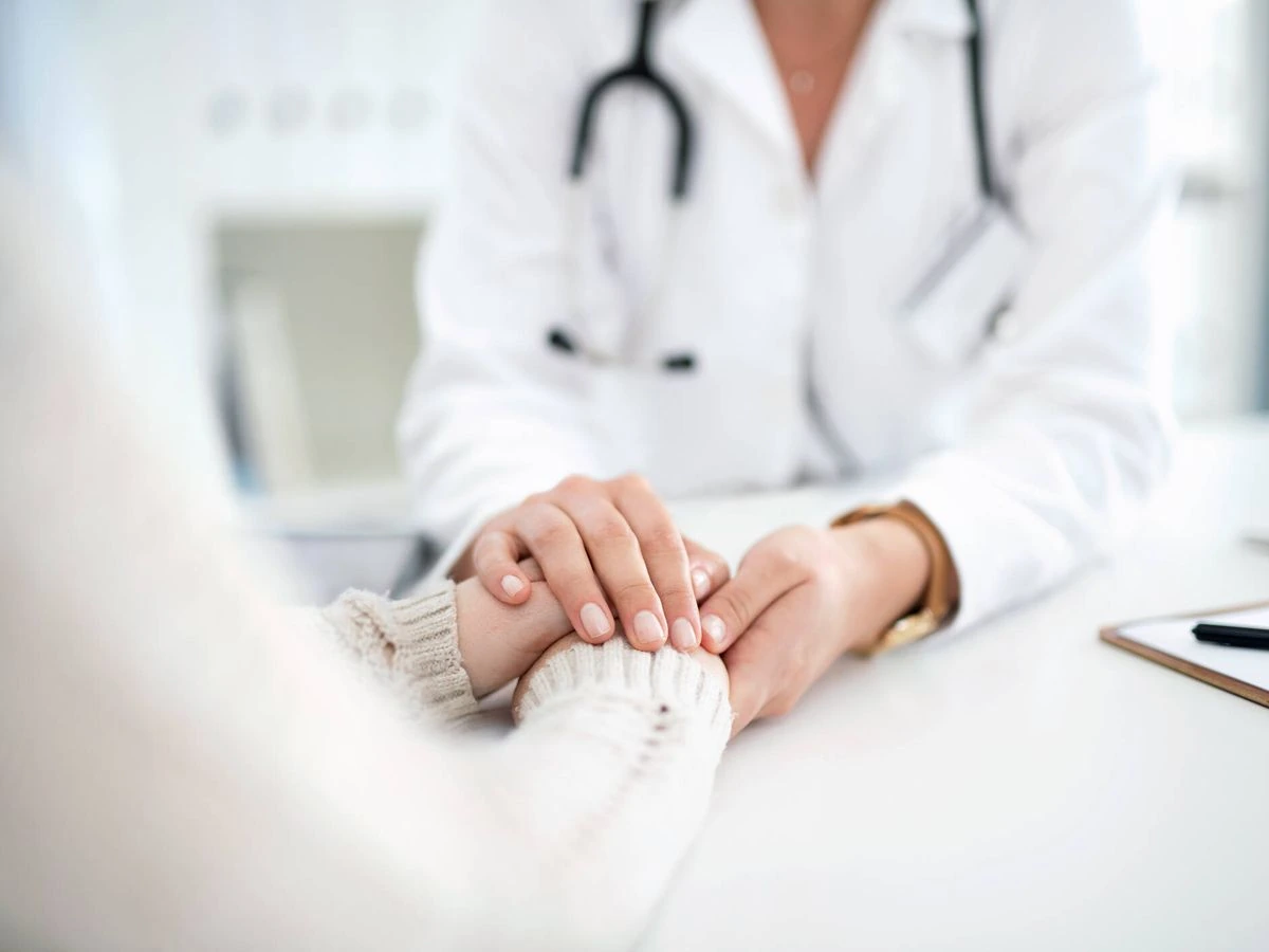 Profesional de la salud acompañando a un paciente durante la primera visita